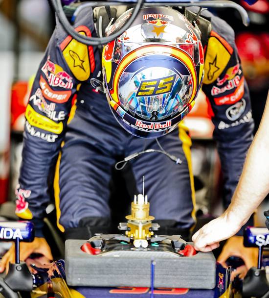 Carlos Sainz mentre si cala nell&#39;abitacolo della sua Toro Rosso a Sepang (Epa)